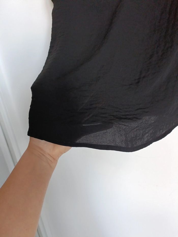 Top noir manche courte effet satiné dentelle Kiabi XS /S – Très bon état - photo numéro 4
