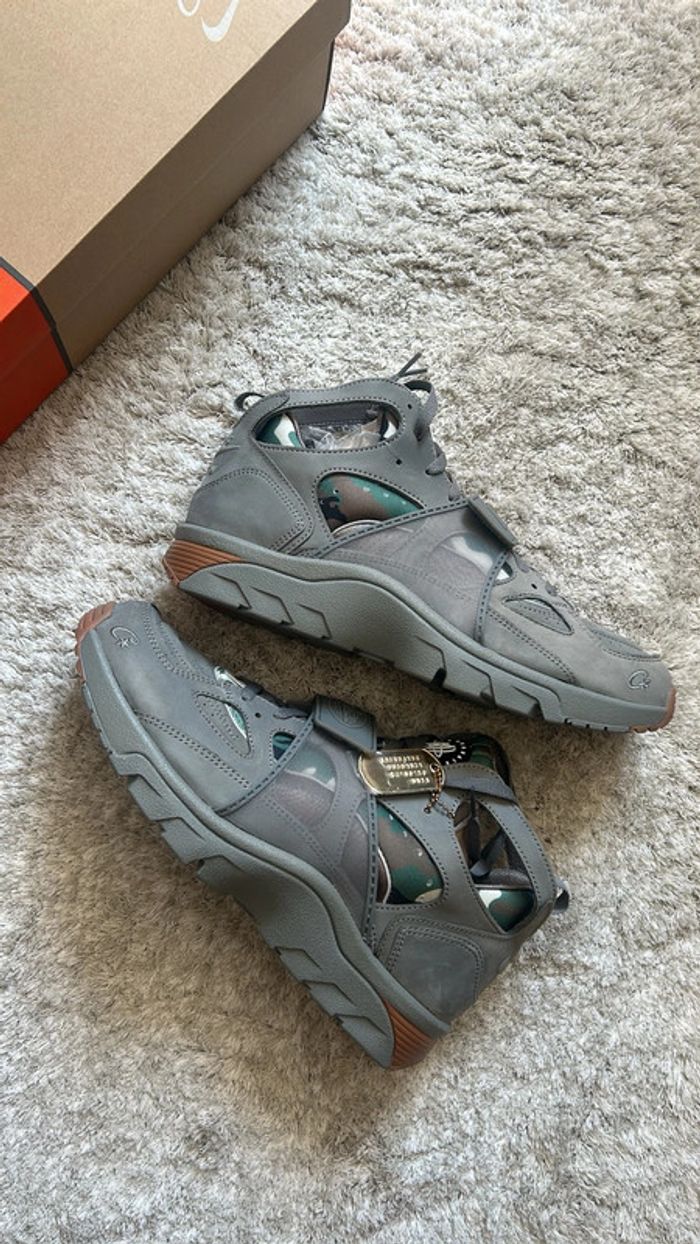 Nike Air Trainer Huarache x Corteiz – Gully Grey – Taille 46 - photo numéro 3