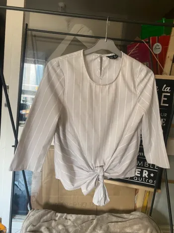 Chemisier gris et blanc