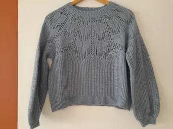 Pull en maille ajourée col rond.