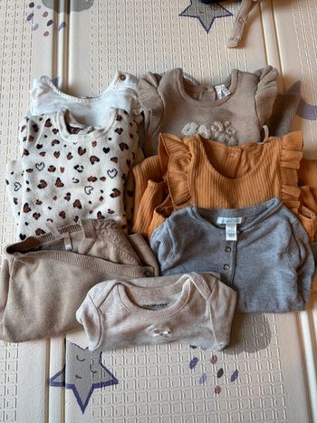 Lot de 7 vêtements bébé fille  12 mois