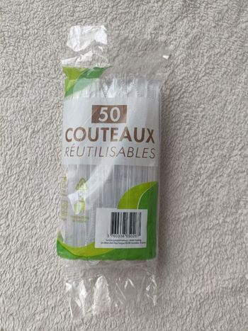 50 couteaux en plastique réutilisables (plusieurs modèles sont disponible)