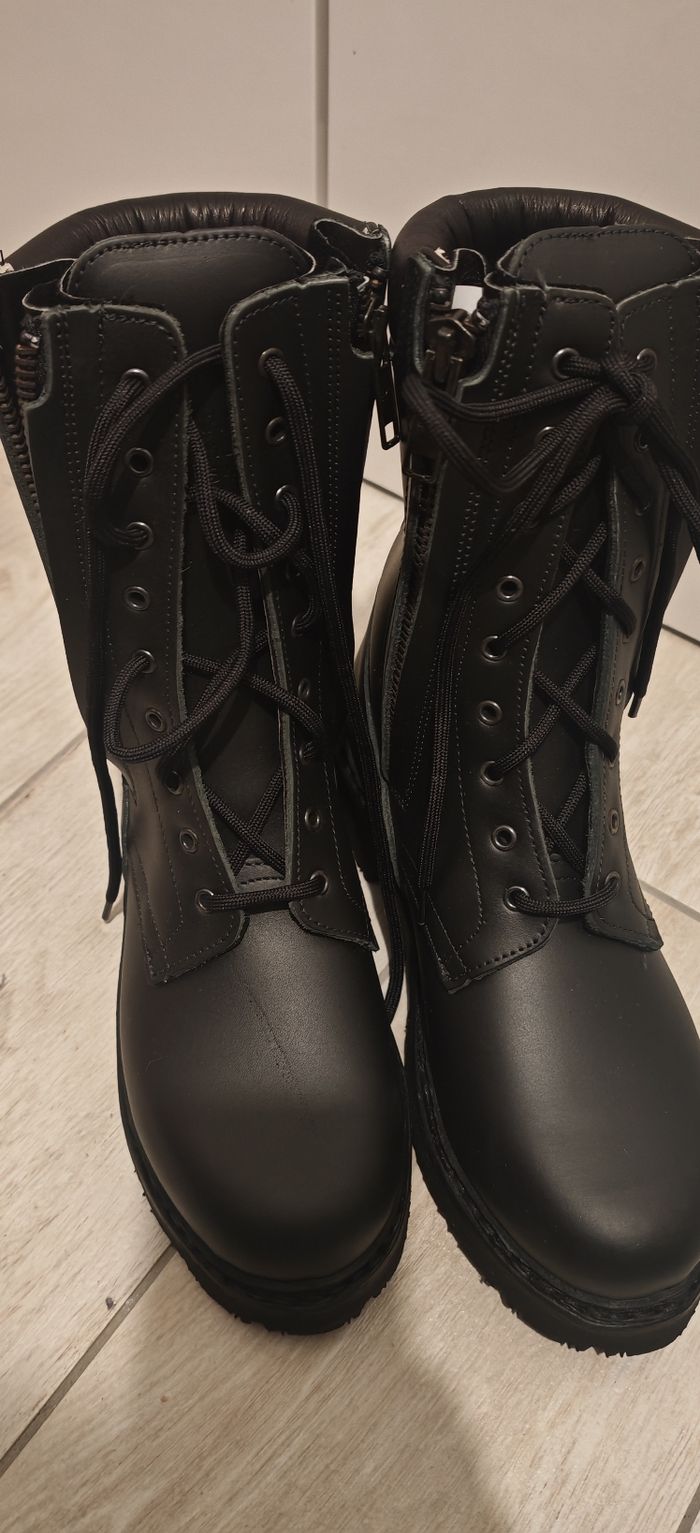 chaussures rangers neuves - photo numéro 3