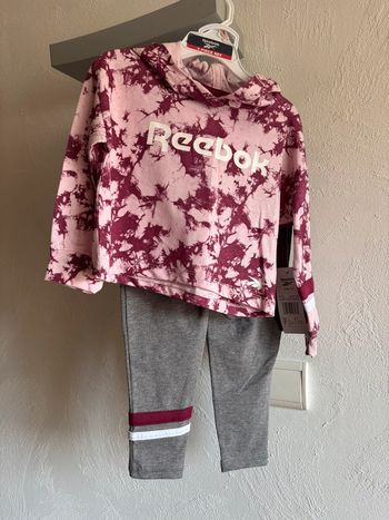 Sweat à capuche et le legging Reebok