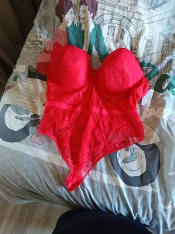 Body sexy rouge avec étiquette