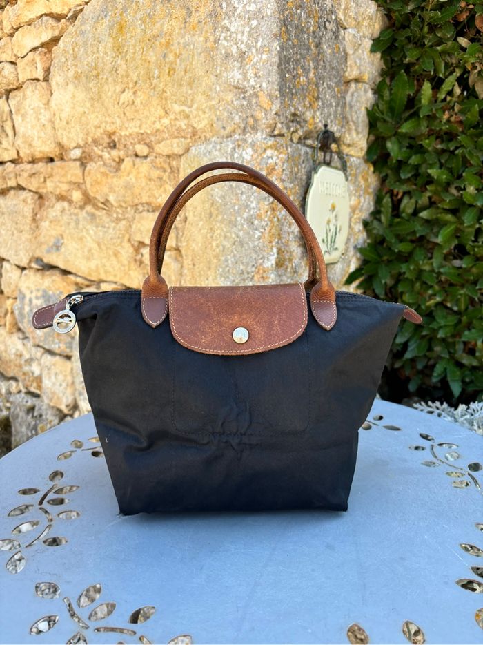Longchamp Le Pliage S noir – porté main – cuir marron – authentique