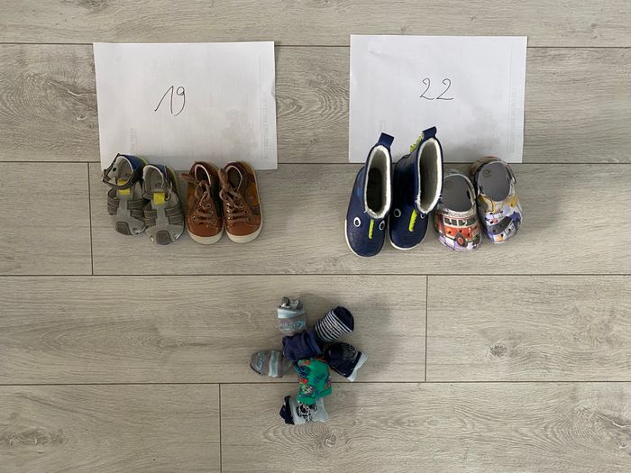 Lot de 4 x chaussures et 7 x chaussettes (pointures 19 au 22)