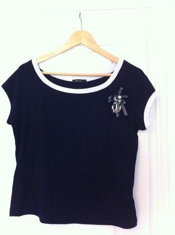 Haut style marin, bleu marine, avec broche détachable style breloques