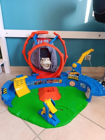 Circuit Hotwheels Monster truck