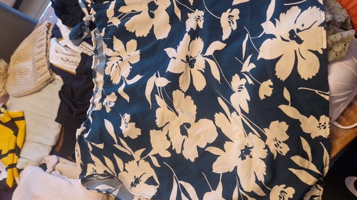 Gros lot vêtement femme taille 402 maillot de bain
2 pantalon 
1 robe longue 
1 bonnet 
3 robes
1chemise 
2 gilet 
4 écharpe foulard 
1 pull 
1 combi 
6 debardeur 
3 chemisier
1 robe manche longue 
2 short 
3 t shirt 
Certain article son neuf !! - photo numéro 2