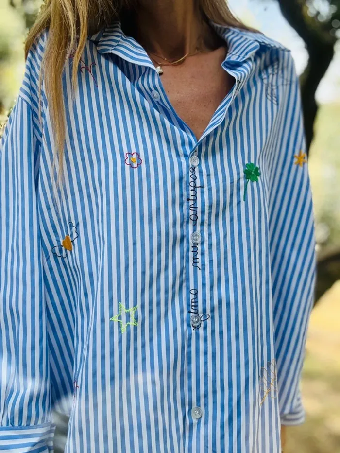 Chemise oversize bleue et blanche rayée avec broderies - photo numéro 13