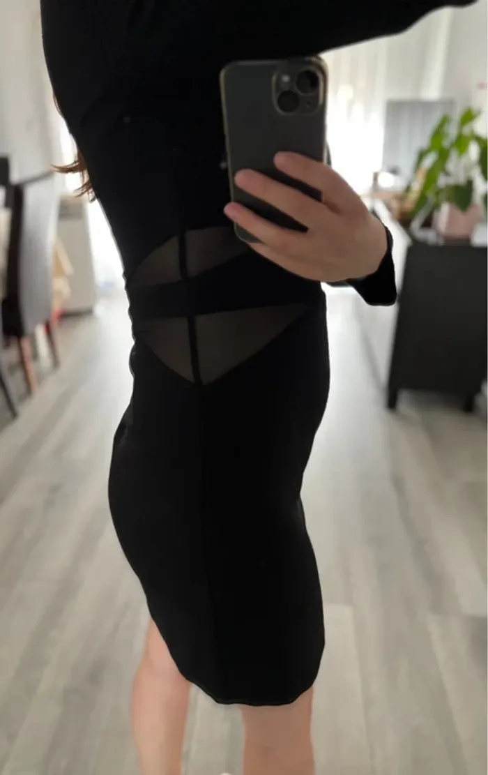 Robe noire avec découpage latérales - photo numéro 4