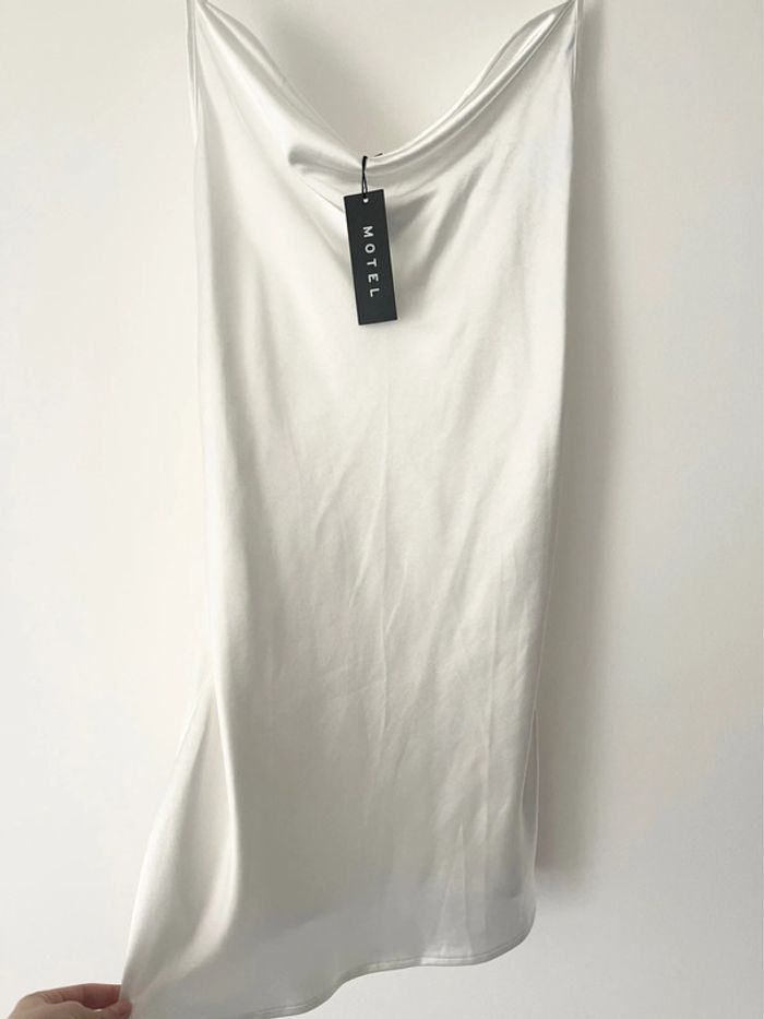 Magnifique robe blanche de soirée ou cérémonie satinée marque Motel taille M - photo numéro 4