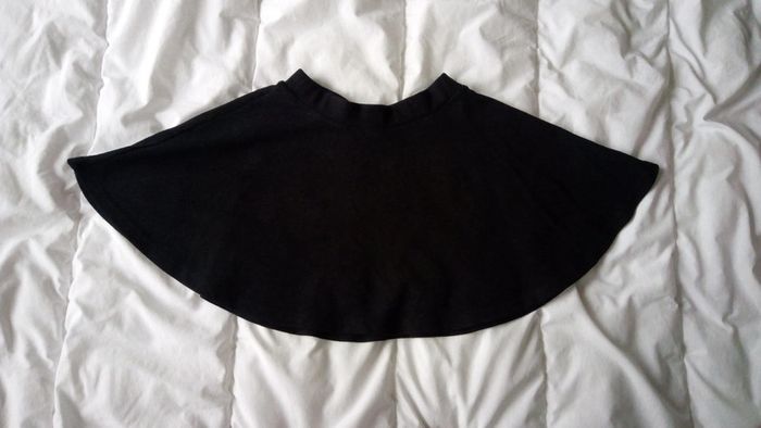 Jolie jupe patineuse noire - photo numéro 2