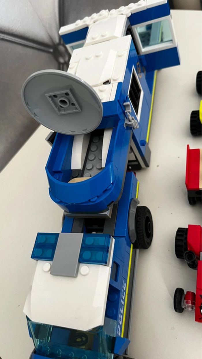 Lego City 60315 le camion de commandement mobile de la police - photo numéro 7