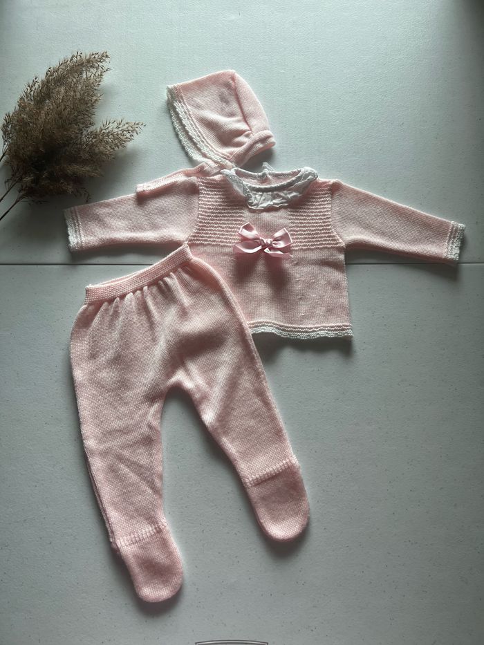 Tenu de naissance trousseau bonnet taille 1 mois dentelle neuf