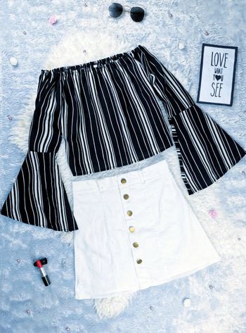 Top rayé noir et blanc à épaules dénudées et manches évasées - T.S ou T.36 🖤