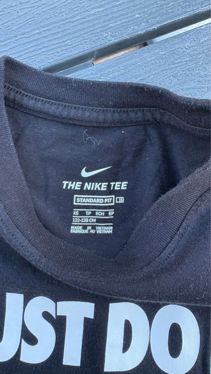 T shirt manches courtes noir Nike fille taille 7/8 ans - photo numéro 2