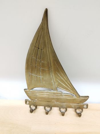 Accroche clé voilier en laiton 
Hauteur : 19 cm
Largeur : 13 cm