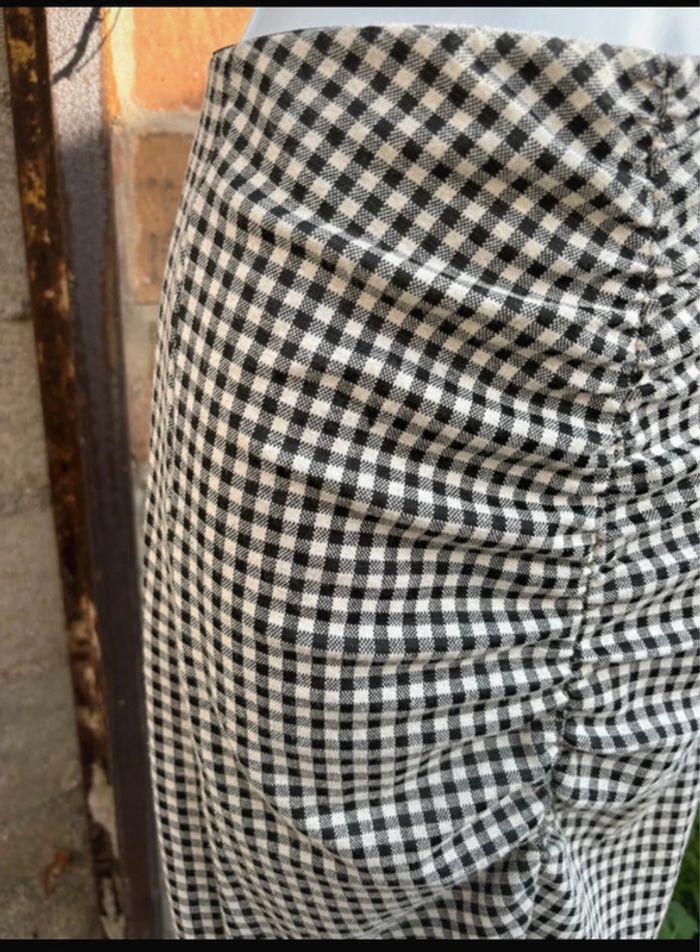 Jupe à carreaux noir et blanc Zara longueur genoux - photo numéro 3