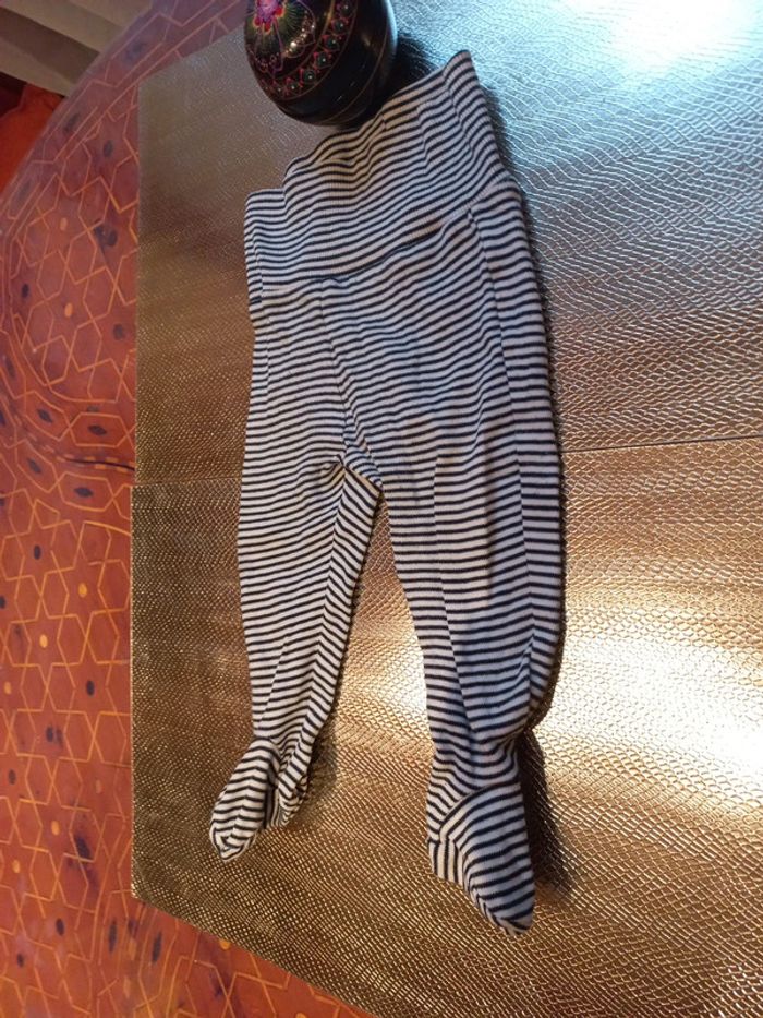 Très joli bas a pieds marin mixte 9 mois