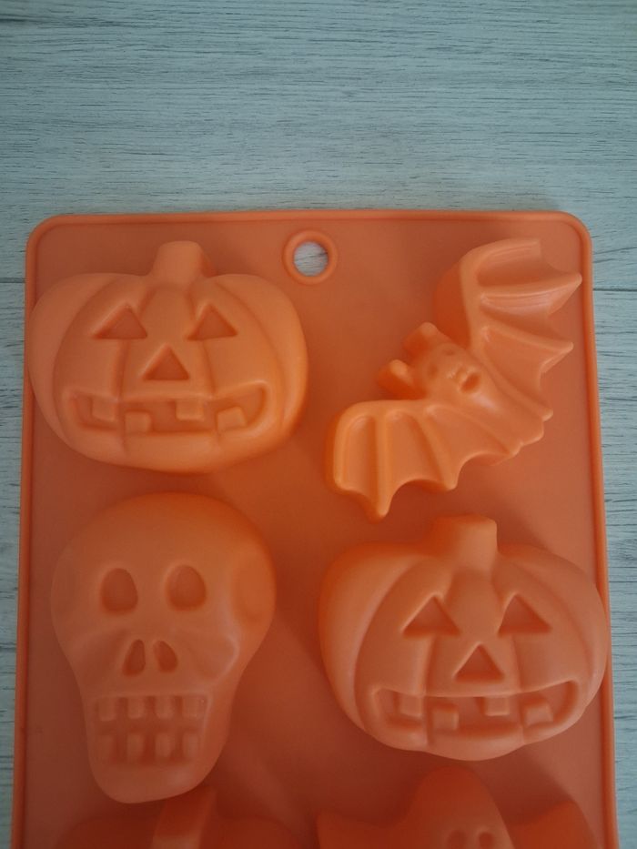 Moule en silicone orange "Halloween" en tres bon etat - photo numéro 2