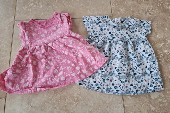 2 robes manches courtes pour fille en 3 mois