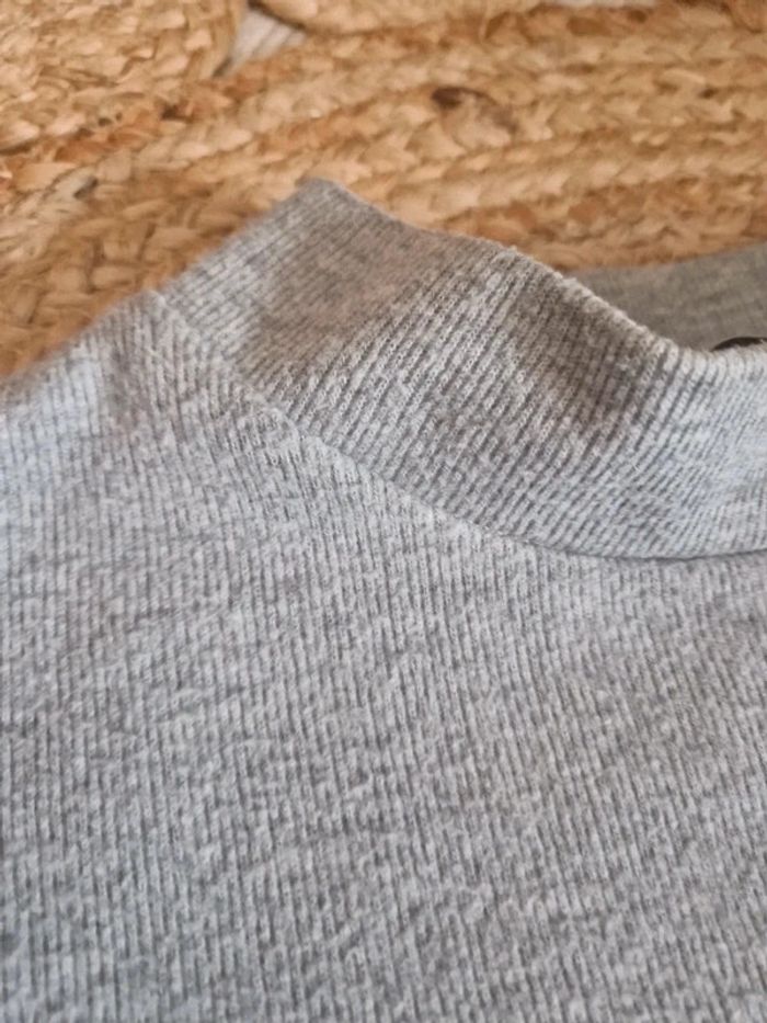 Tee shirt court manches courtes gris Zara 🪐 Taille M🪐 - photo numéro 3