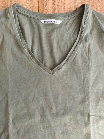 T shirt col V. Taille M. Camaïeu