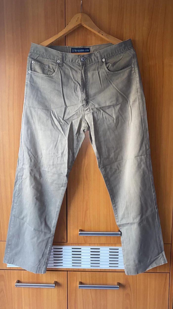 Jean droit kaki 44