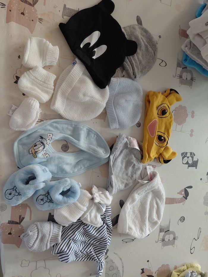 Lot de bonnets, moufles, pantoufles ainsi qu'un bavoir