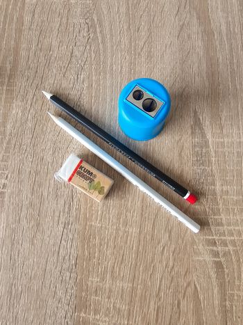 Lot taille crayon, crayons et gomme