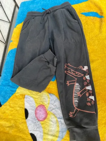 Jogging gris avec un crocodile sur la jambe