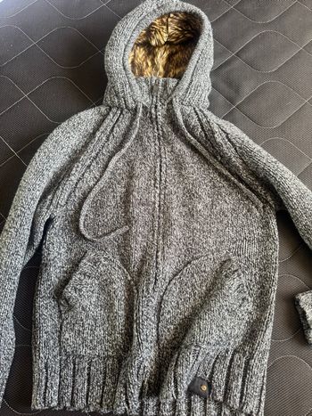 Pull à capuche gris avec doublure en fausse fourrure