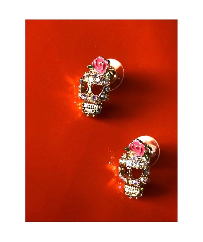 Boucle d’oreille, tête de mort avec strass.  CHIC - photo numéro 2