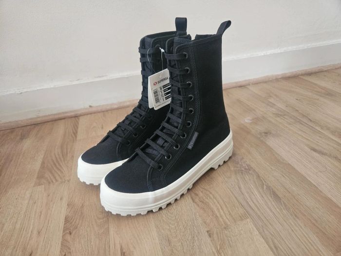 Bottines noires Superga neuves jamais portées dans leur boîte d'origine taille 38 - photo numéro 2