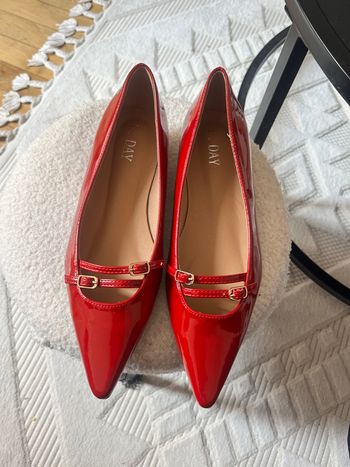 Escarpins en rouge, plats
