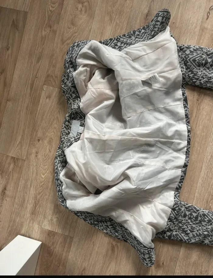 H&M, veste légère contre blazer gris imprimé femme, taille 42 - photo numéro 5