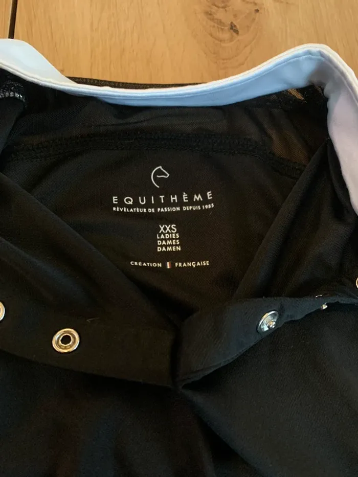 Polo  Sans  Manche  Equitheme  Noir, Taille  XXS,  Strass  sous  le  Col  Blanc, Très Bon État - photo numéro 5
