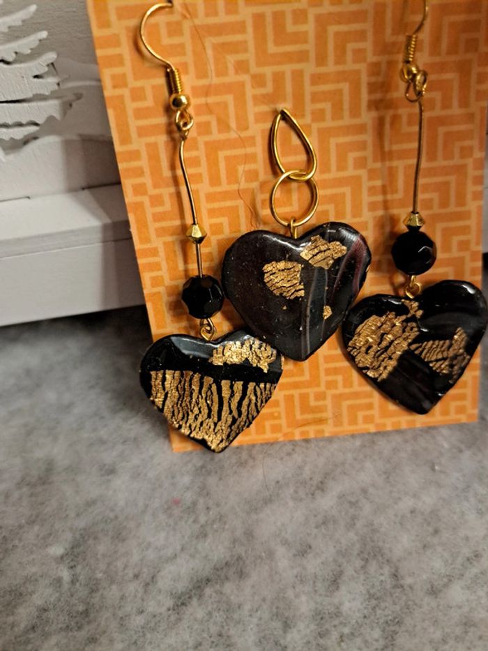 Boucles d'oreilles pendante avec pendentif assortie noir et doré - photo numéro 6