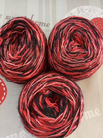 Lot de 3 petites Pelotes Fantaisies Tons Rouges, Noirs et Roses (210g)
