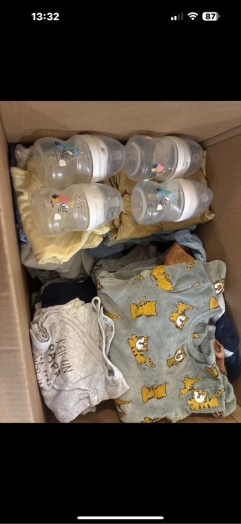 Lot vêtements bébé 1 mois et 4 biberons