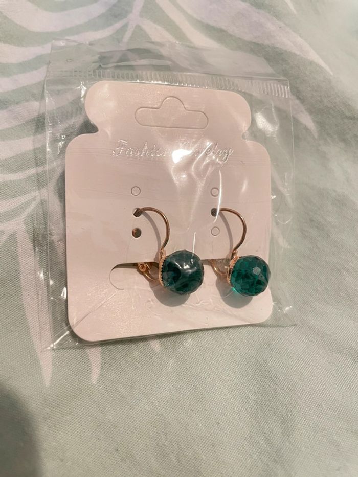 Boucles d’oreilles neuves type dormeuse effet Crystal vert - photo numéro 2