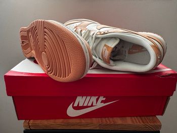 Nike Dunk low neuves taille us 7 (eu 40 )