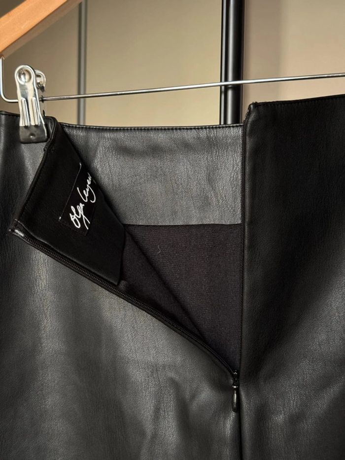 Mini-jupe trapèze en simili cuir noir XS Olga Leyers - photo numéro 3