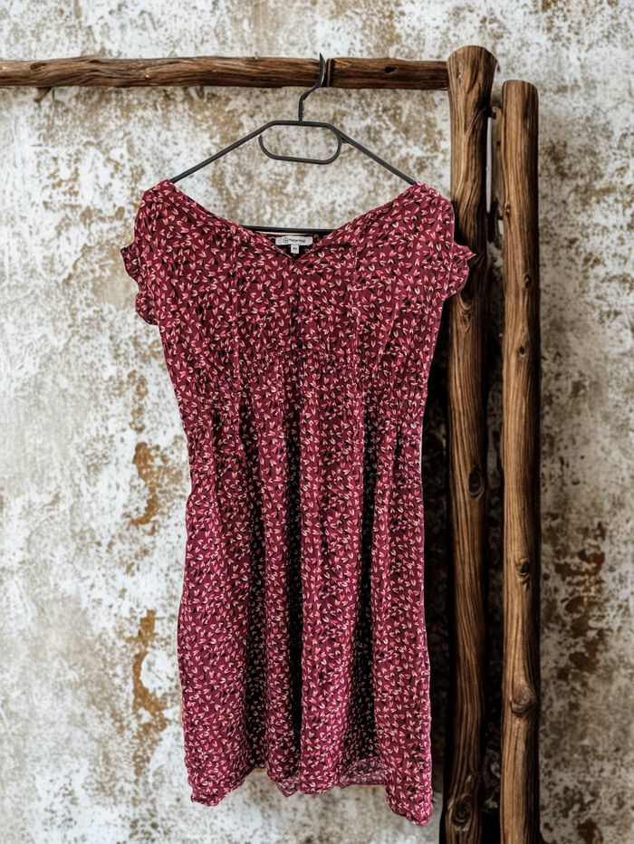 Robe bordeaux à motifs