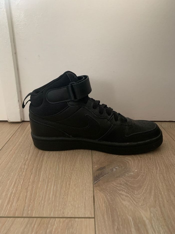 Basket nike court borougt mid 2 montante noir 
Neuve jamais portée 
Taille 37,5 - photo numéro 4