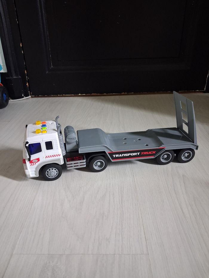 Camion interactif avec sa remorque