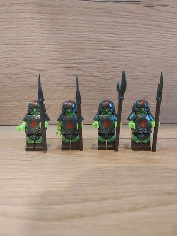 Figurines type lego 4 guerriers orcs seigneur des anneaux