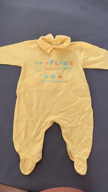 Pyjama bébé 1 mois jaune sur la plage..